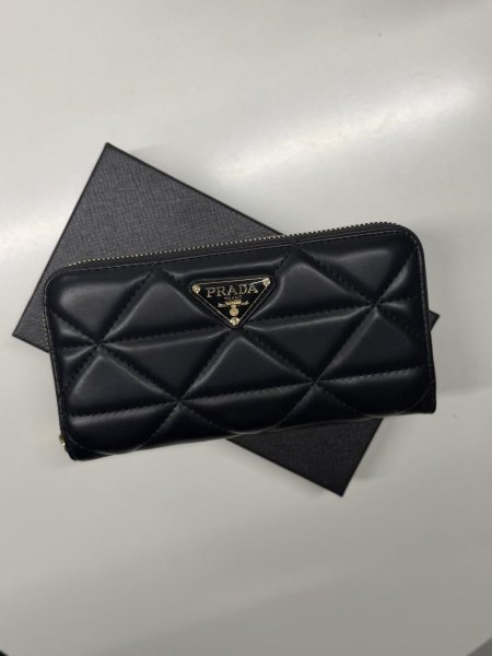 جزدان برادا لون اسود