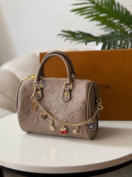 حقيبة  سان لوران لون بيج حجم القاعدة 21سم