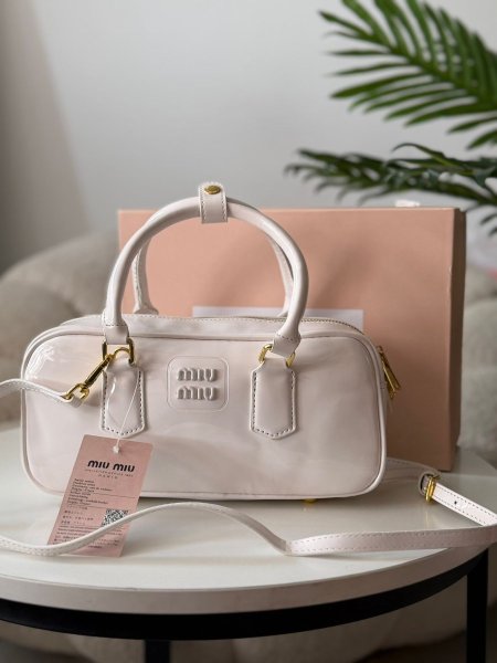 حقيبه ميو ميو مربع لون ابيض لامع