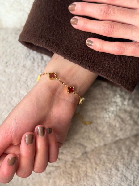 اسوارة فان كليف لون برغندي سلسال ذهبي  مكفوله اللون