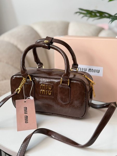 حقيبه ميو ميو  لون بني محروق لامع حجم وسط