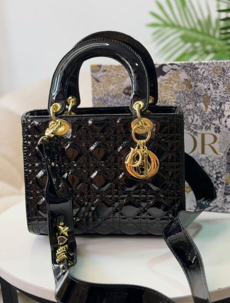 حقيبة ليدي ديور لون اسود لامع  حجم كبير