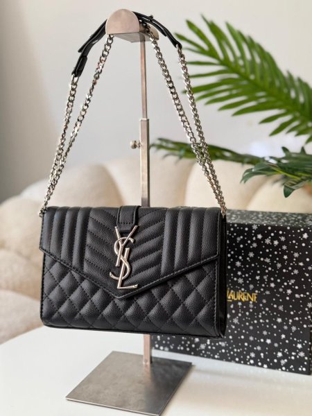 حقيبة سان لوران لون اسود هاردوير سلفر حجم القاعدة 23