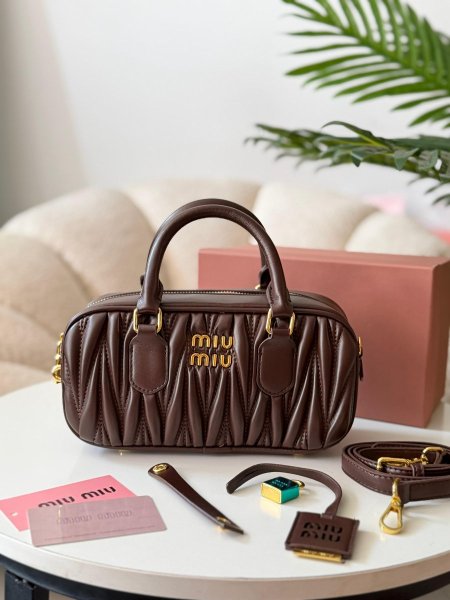 حقيبه ميو ميو مربع مجعد لون بني محروق