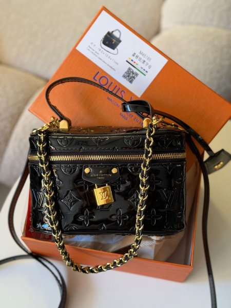 حقيبة lv لون اسود لامع  حجم القاعدة 18