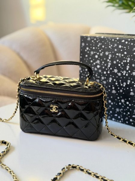 حقيبة شانيل لون اسود لامع  حجم القاعدة ١٧ سم