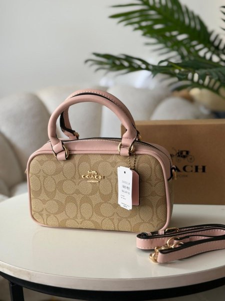 حقيبة كوتش لون بيج وزهري