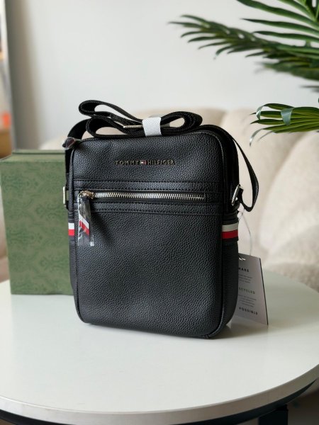 حقيبه تومي رجاليه لون اسود