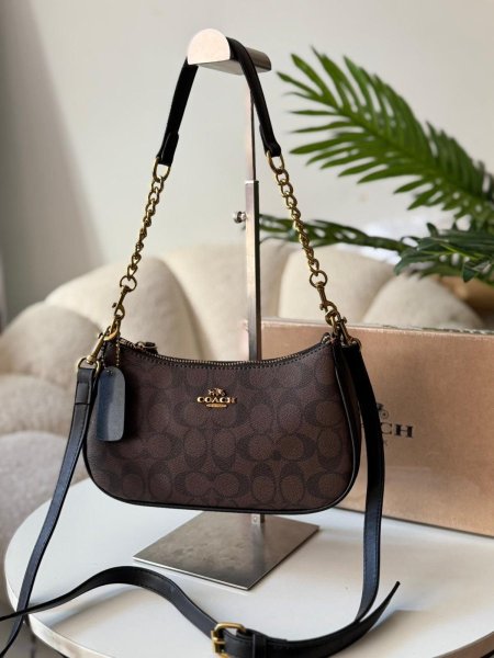 شنطة كوتش لون بني محروق واسود