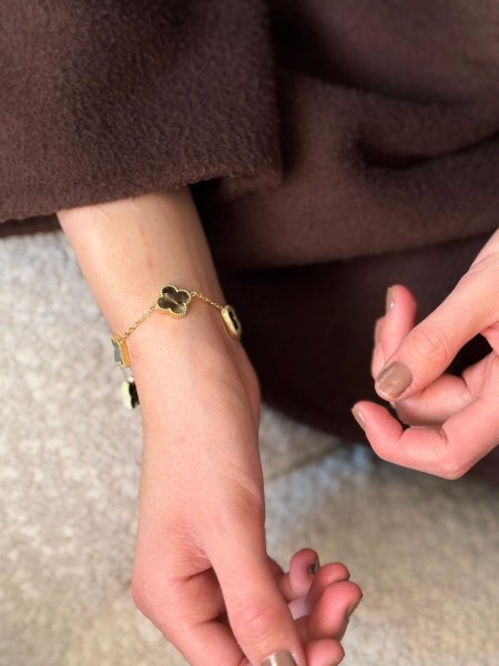 أسوارة فان كليف لون بني سلسال ذهبي  مكفوله اللون