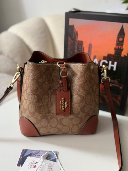 شنطة كوتش لون بيج وعسلي  حجم القاعدة 20