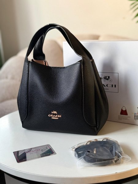 حقيبة كوتش لون اسود