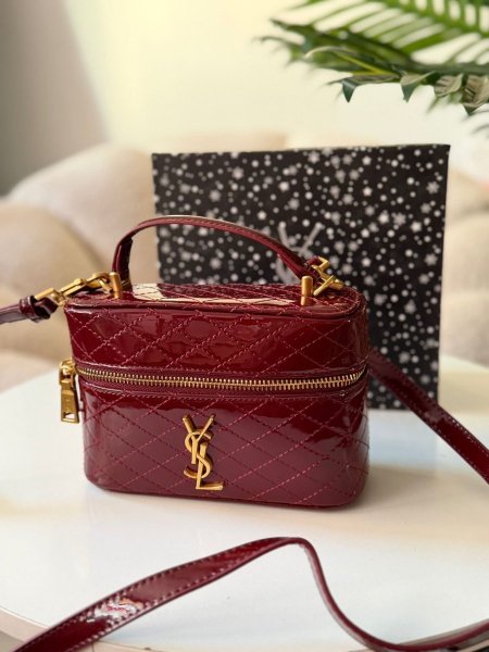 حقيبة سان لوران لون برغندي لامع  حجم القاعدة ١٨ سم