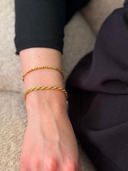 اساور لون ذهبي مكفوله اللون