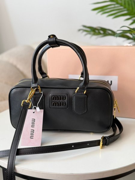 حقيبه ميو ميو مربع matt لون اسود