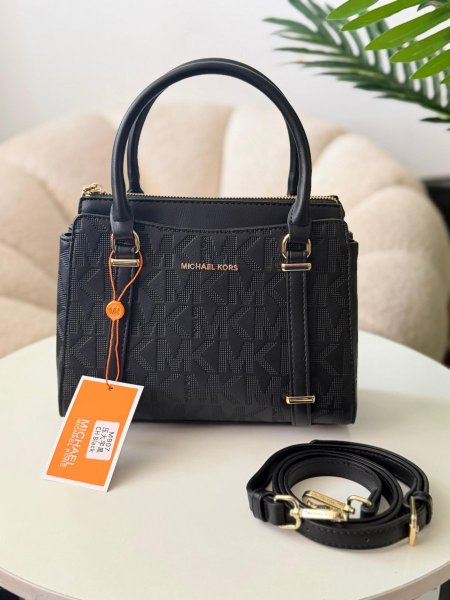 حقيبة مايكل كورس لون اسود حجم وسط
