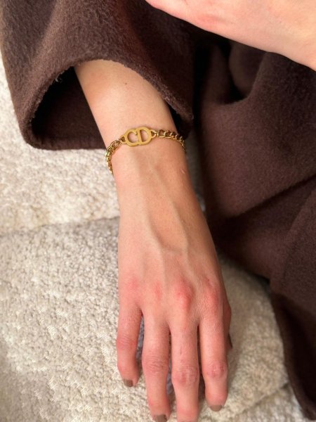 اسواره كريستين ديور لون ذهبي مكفوله اللون