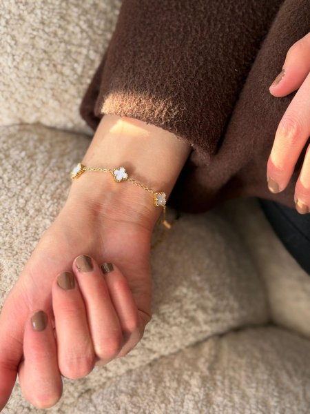 اسوارة فان كليف لون ابيض وسلسال ذهبي حجم صغير  مكفوله اللون