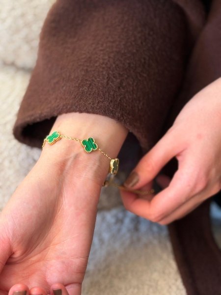 سوارة فان كليف سلاسل ذهبي لون اخضر مكفوله اللون