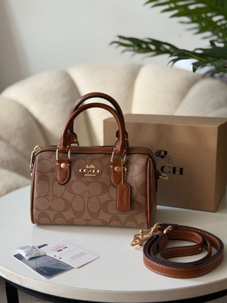 شنطة كوتش لون اسود ورمادي