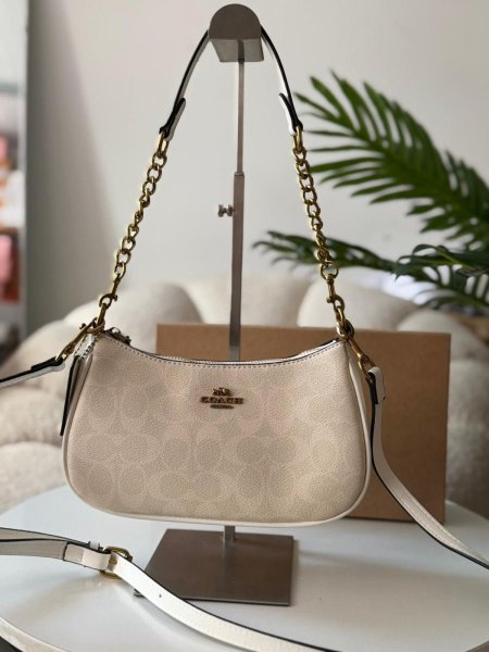 حقيبه كوتش لون ابيض حجم القاعده 23