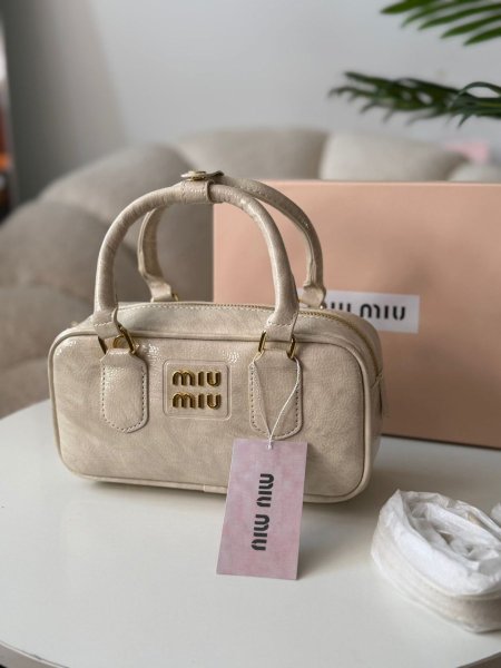 حقيبه ميو ميو مربع لون سكري لامع