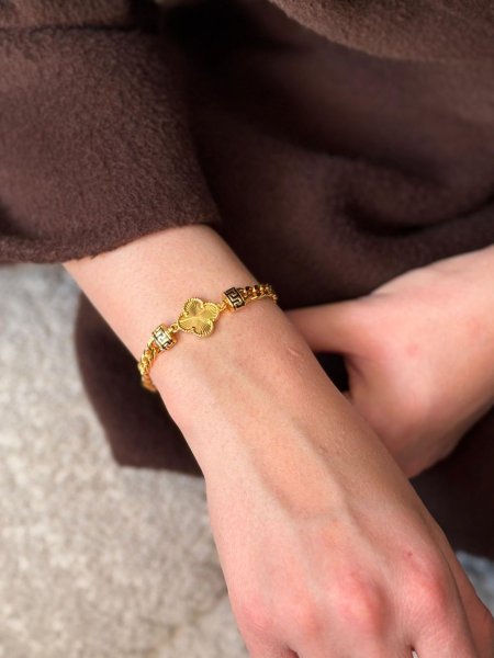 اسواره فان كليف لون ذهبي مكفوله اللون