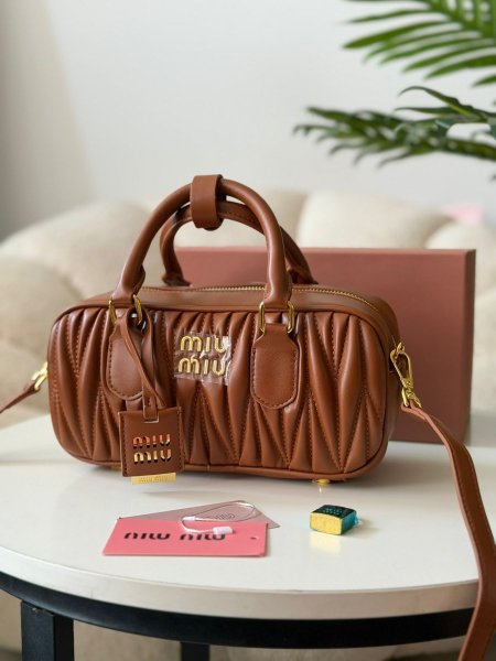 حقيبه ميو ميو مربع  مجعد لون عسلي