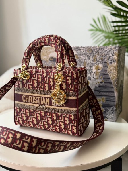 حقيبة ليدي ديور حجم وسط عكبير تقريبا لون برغندي