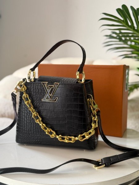 حقيبه لويس فيتون لون اسود حجم صغير ع وسط