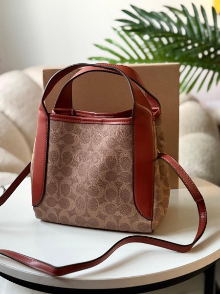 حقيبة كوتش لون عسلي