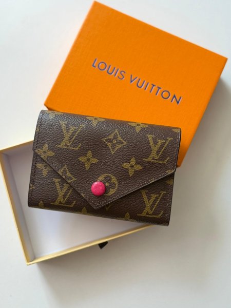 جزدان لويس فيتون شامل علبة