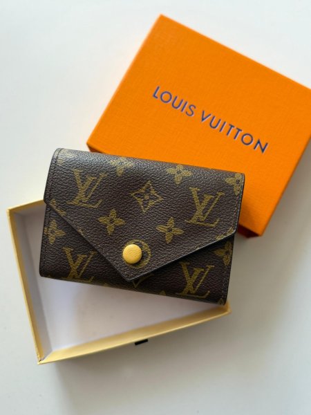 جزدان لويس فيتون  شامل علبة