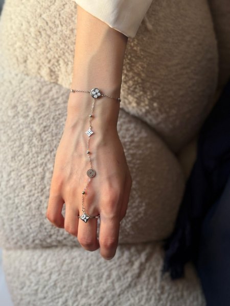 اسوارة الكف لون فضي مكفول اللون