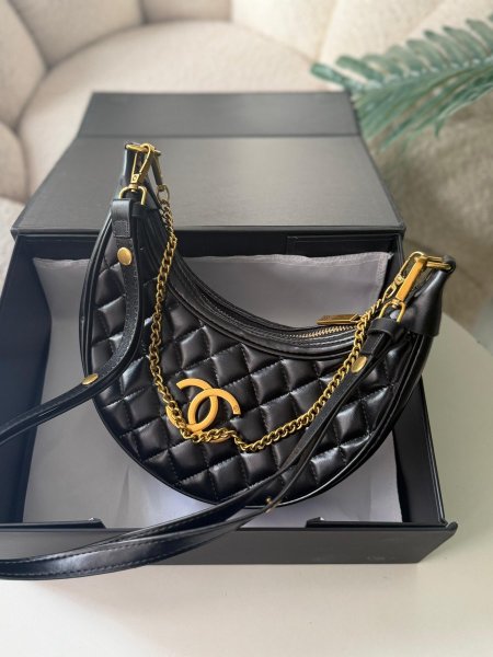 حقيبة شانيل لون اسود جلد طري