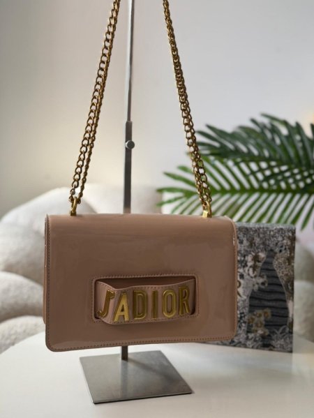 حقيبة جادور لون بيج لامع