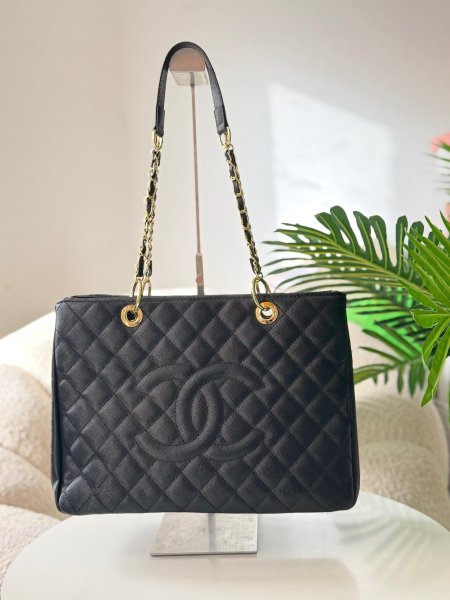 حقيبة شانيل حجم كبير  عملية ومريحة جدا