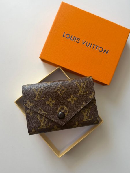 جزدان لويس فيتون  شامل علبة