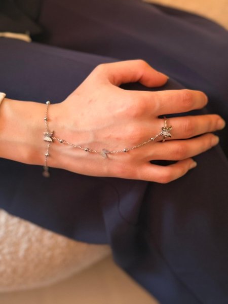 اسوارة الكف لون فضي  اللون مكفول