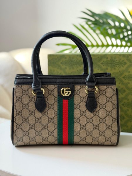 حقيبةً جوتشي حجم وسط