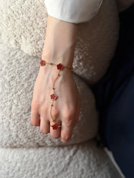 اسوارة الكف من فان كليف لون برغندي  اللون مكفول