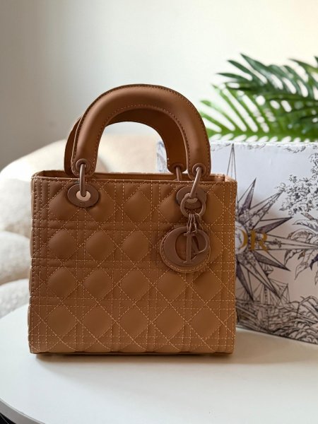 حقيبة ليدي ديور لون بيج نسكافيه  حجم وسط عكبير