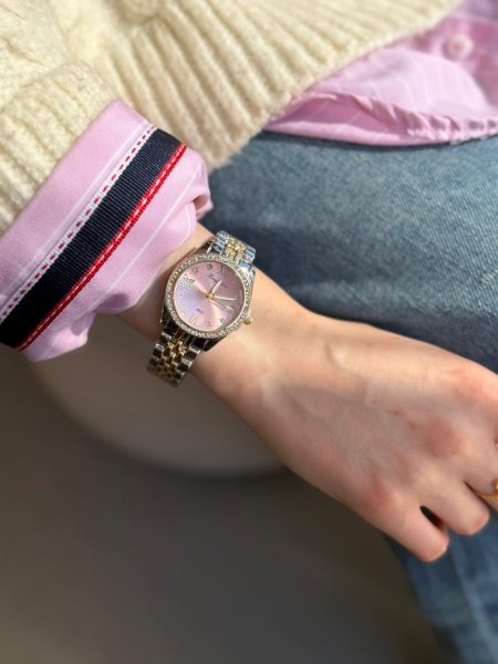 ساعة شبيه روليكس مينا زهري  مكس بين الذهبي والسلفر  اللون مكفول