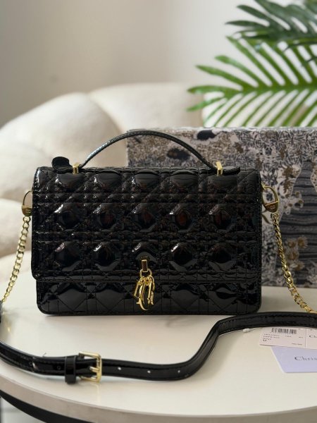 حقيبة ديور لون اسود لامع هاردوير ذهبي