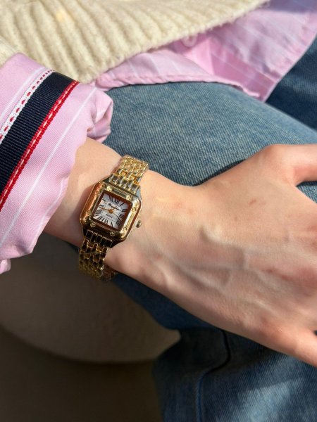 ساعة شبيه كارتير هاردوير ذهبي  مينا ابيض اللون مكفول