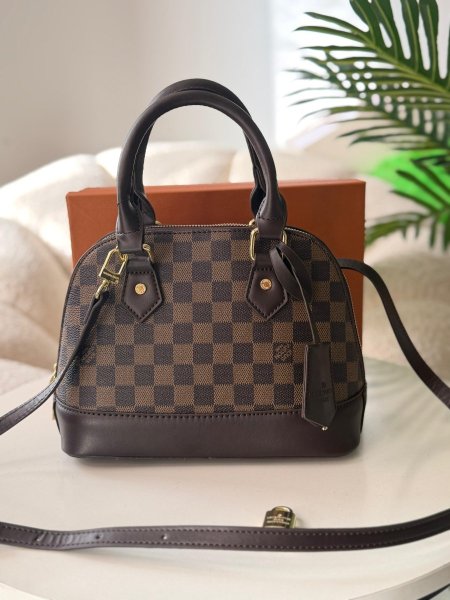 حقيبة لويس فيتون لون بني حجم وسط