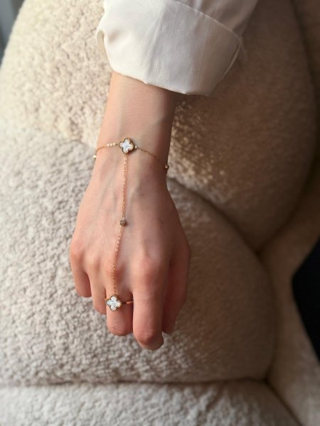 اسوارة الكف من فان مليف لون ابيض  لون ذهبي  مكفول اللون