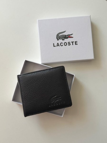 جزدان لاكوست لون اسود  شامل علبة  وسحاب للفراطة  بوسع هوية