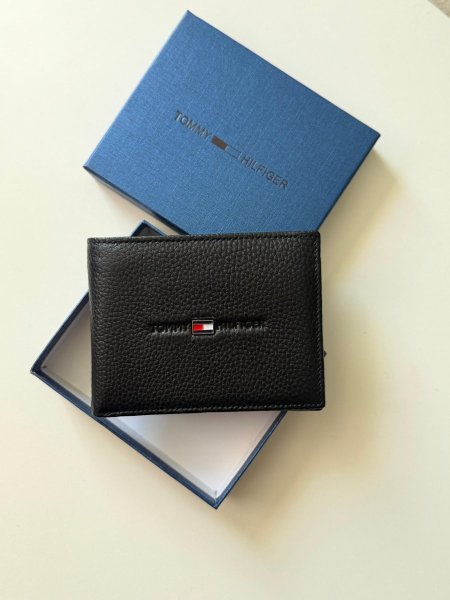 جزدان تومي لون اسود  شامل علبة وسحاب للفراطة والبطاقات