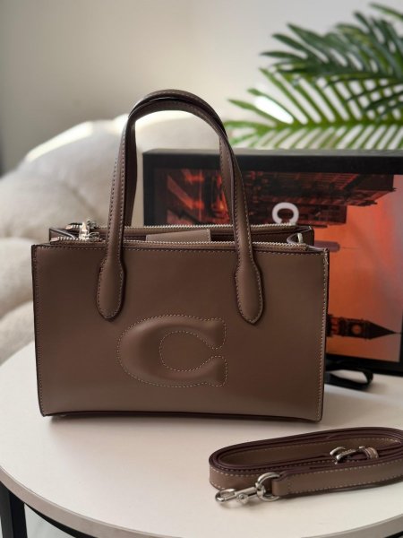 حقيبة كوتش لون بيج